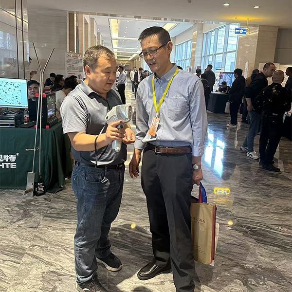 為客戶(hù)介紹伊瓦特手持式光譜儀 /cxyq/20241115092156-Fre4p1Qm1tTKRrdYKyJIUd0Dkli_.jpg