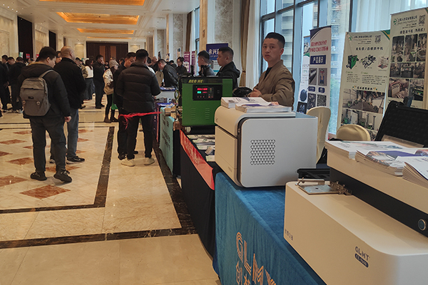 嘉賓參觀(guān)展商產(chǎn)品 /cxyq/20250307110436-Fq0l1NTscAlcotbvVDk1UpTMYNqj.jpg